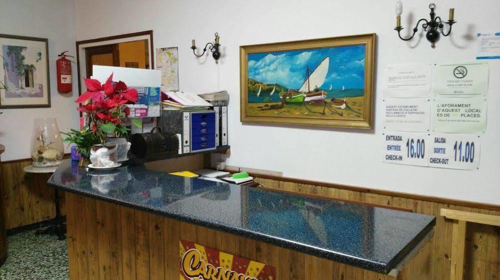 Hostal Creus Roses Bagian luar foto