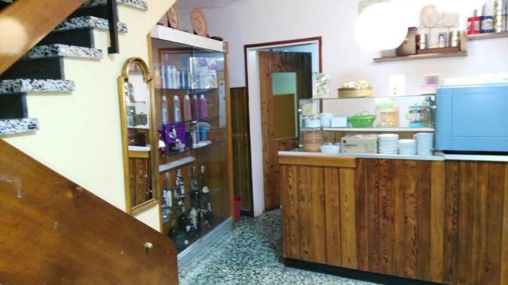 Hostal Creus Roses Bagian luar foto