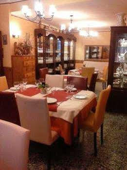 Hostal Creus Roses Bagian luar foto