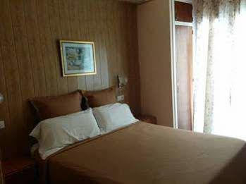 Hostal Creus Roses Bagian luar foto